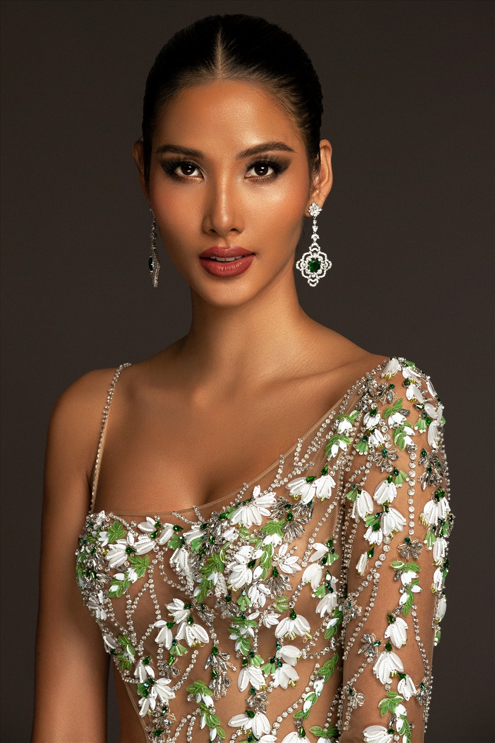 Nhà thiết kế sử dụng ý tưởng loài hoa giọt tuyết làm chất liệu sáng tạo mẫu đầm dành riêng cho Á hậu Hoàng Thùy tại Miss Universe 2019. Ảnh: Mr.AT.