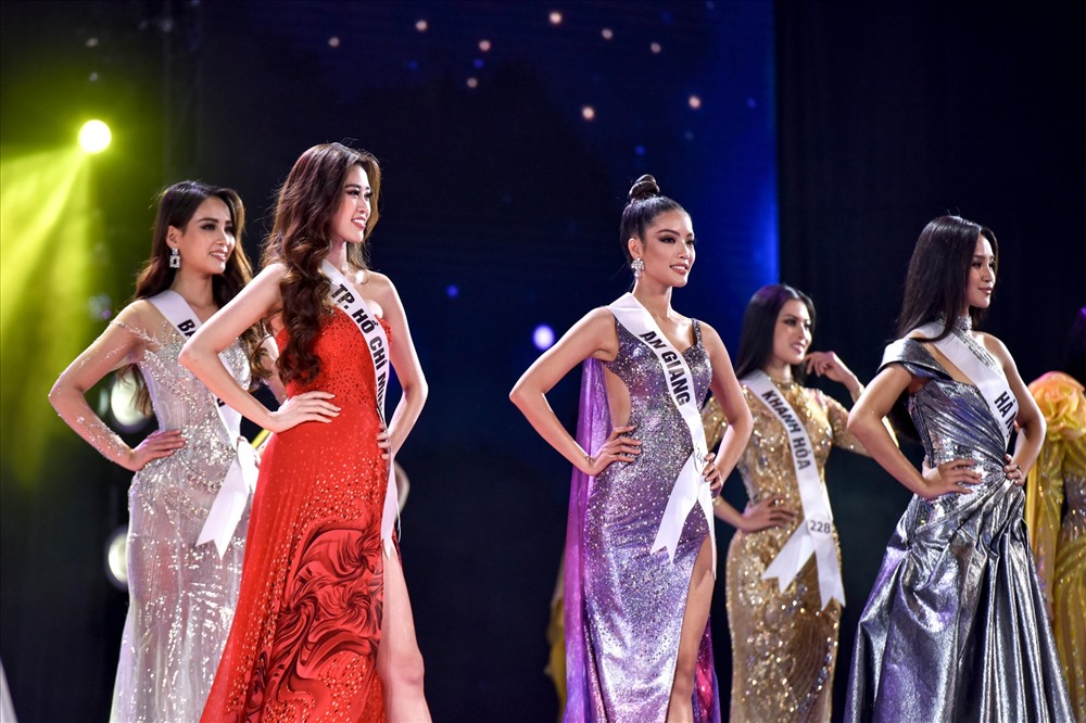 Các thí sinh Hoa hậu Hoàn vũ Việt Nam 2019 trong đêm bán kết. Ảnh: MUVN.