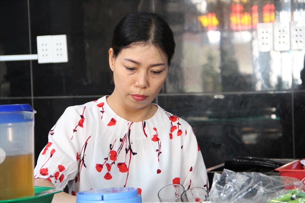 Bà Hà Thị Mai - Mẹ cầu thủ Tiến Linh pha cà phê cho khách. Ảnh: Đình Trọng