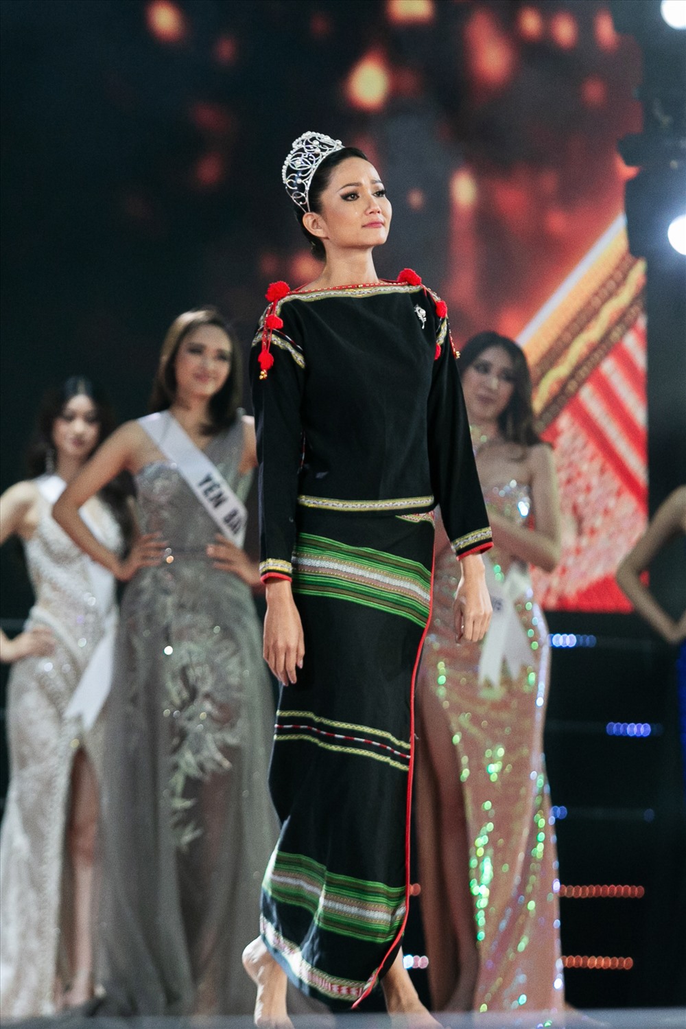 Hoa hậu H’Hen Niê xuất hiện với đôi chân trần và trang phục Êđê, đội vương miện trước khi trao lại danh hiệu cho người kế vị tiếp theo. Ảnh: MUVN.