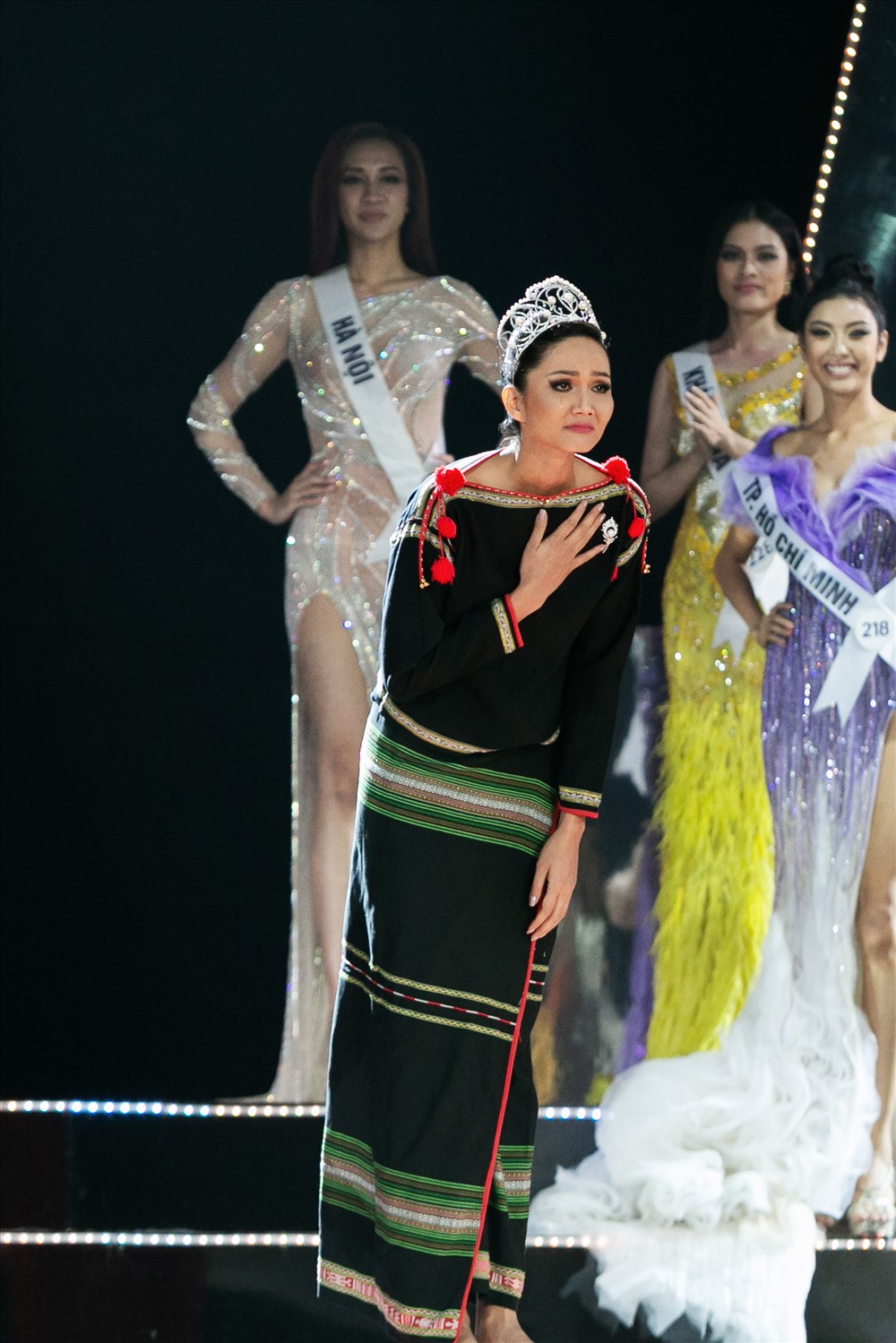 Đây là lần cuối cô sải bước trên sân khấu của Hoa hậu Hoàn vũ Việt Nam với tư cách là đương kim Hoa hậu Hoàn vũ Việt Nam.
