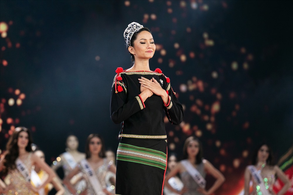 Trên nền nhạc giai điệu bài hát “Cám ơn” của ca sĩ Đen Vâu, Hoa hậu H’Hen Niê đã gửi lời cảm ơn chân thành đến gia đình, bạn bè và khán giả đã ủng hộ, đồng hành cùng cô trong 2 năm qua.