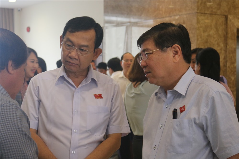 Ông Nguyễn Thành Phong trao đổi với các đại biểu bên lề kỳ họp