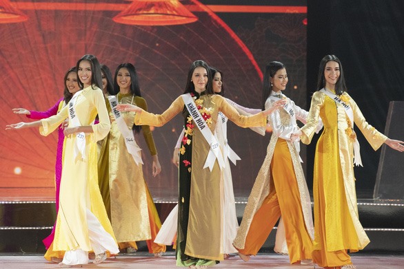 Các thí sinh Hoa hậu Hoàn vũ Việt Nam 2019 trong phần thi áo dài. Ảnh: MUVN.