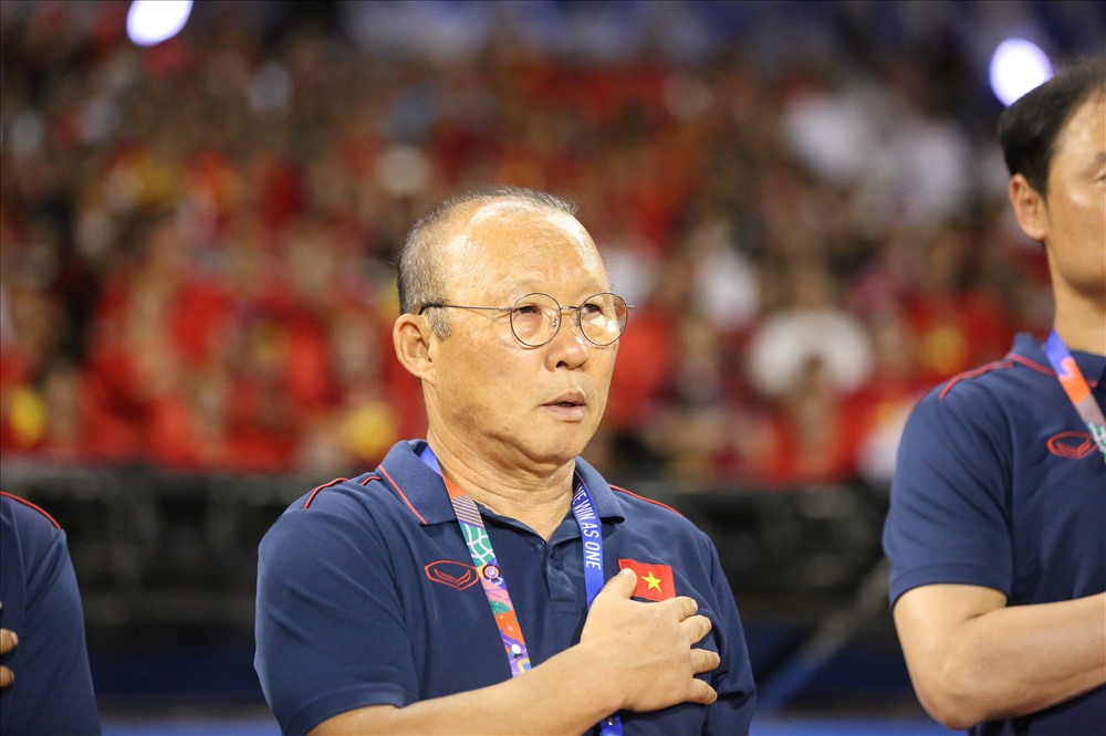 Huấn luyện viên Park cho rằng: “Điểm khác biệt giữa bóng đá Việt Nam và bóng đá Trung Quốc là các cầu thủ Việt Nam luôn chơi với tinh thần không bao giờ từ bỏ“. Ảnh: HOÀI THU