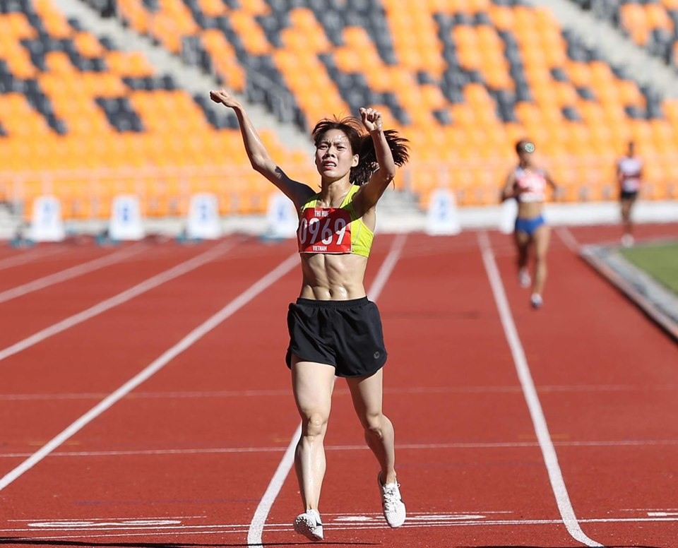 Phạm Thị Huệ giành tấm Huy chương Vàng nội dung chạy 10.000 m nữ. Ảnh: D.P