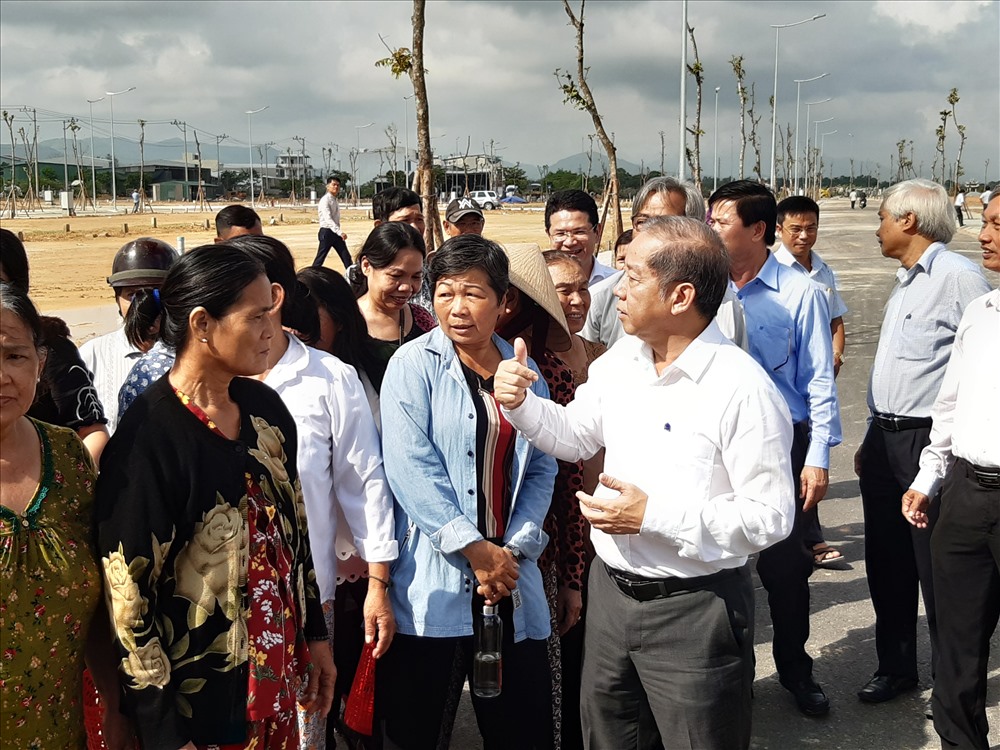 Ông Phan Ngọc Thọ - Chủ tịch UBND tỉnh Thừa Thiên - Huế dẫn bà con di dời khỏi Kinh thành Huế đi xem khu tái định cư. Ảnh: PĐ.
