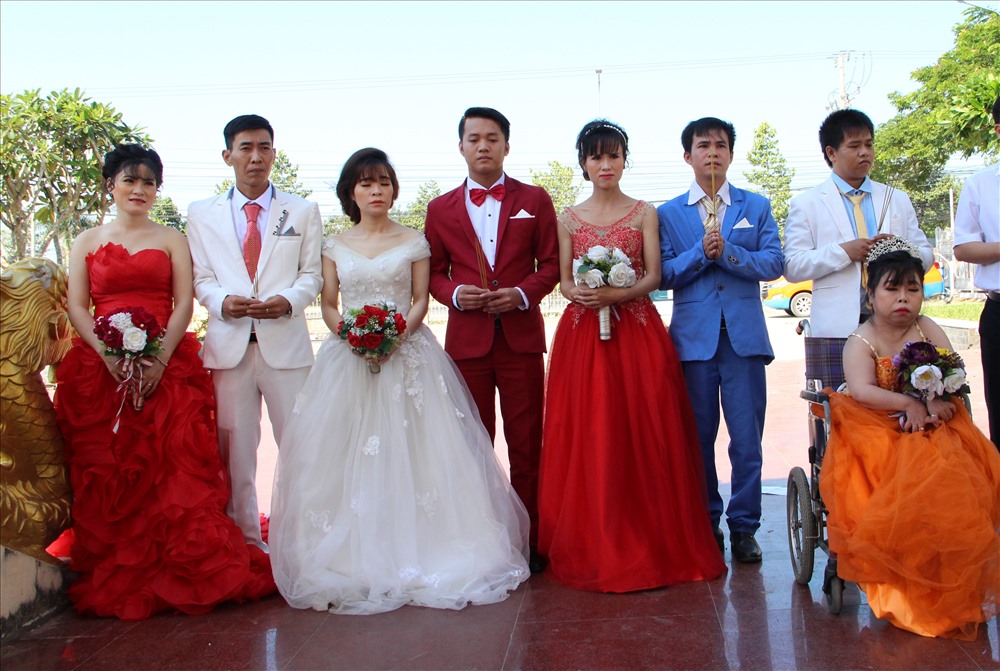 Trước khi cử hành hôn lễ 4 cặp đôi đến viếng các anh hùng liệt sĩ ở đài tưởng niệm tại phường Chánh Phú Hòa, thị xã Bến Cát, tỉnh Bình Dương. Ảnh: Đình Trọng