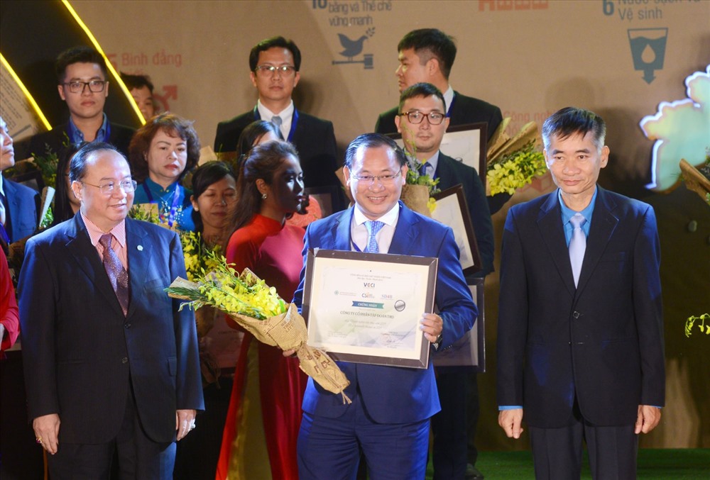 Ông Nguyễn Việt Thung, Phó Chủ tịch HĐQT TMS Group đại cho cho Tập đoàn nhận bằng khen của BTC. Ảnh: TMS