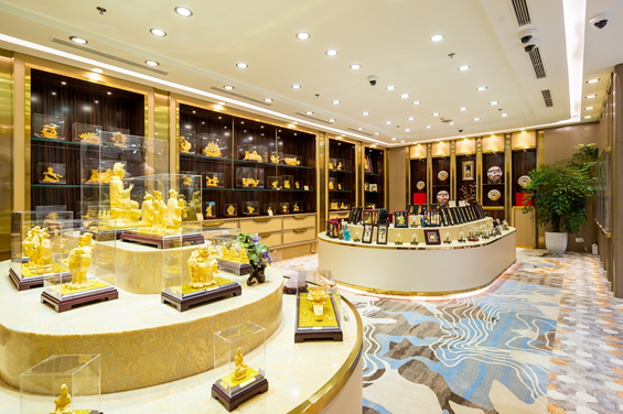 Trung tâm Vàng bạc Trang sức DOJI Tower có diện tích “khủng”, trưng bày đa dạng sản phẩm vàng bạc, trang sức, quà tặng mỹ nghệ với giá thành hợp lý.