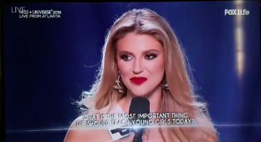 3 người đẹp Miss Universe 2019 trong phần thi ứng xử. Ảnh: CMH.
