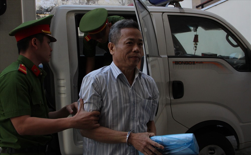 Bị cáo Nguyễn Hồng Khanh được áp giả đến tòa. Ảnh: Đình Trọng
