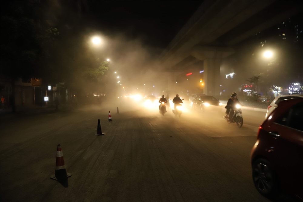 Những ngày vừa qua, việc di chuyển trên đoạn đường Nguyễn Trãi (Hà Nội) trở thành cơn ác mộng với nhiều người khi bụi bị thổi mù mịt.