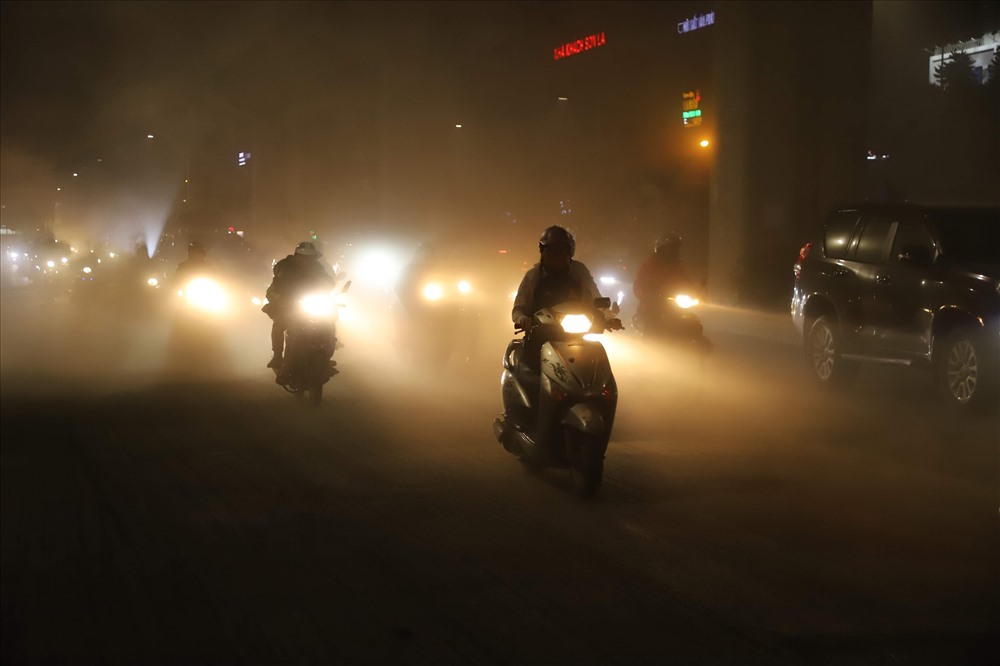 Những ngày vừa qua, việc di chuyển trên đoạn đường Nguyễn Trãi (Hà Nội) trở thành cơn ác mộng với nhiều người khi bụi bị thổi mù mịt.