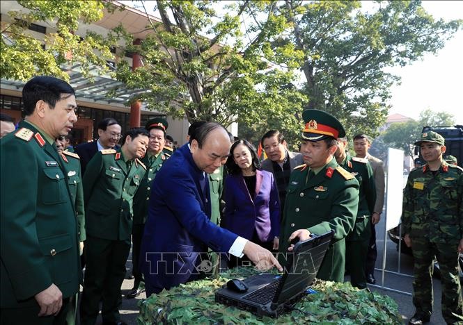 Thủ tướng Nguyễn Xuân Phúc gặp gỡ các đại biểu dự hội nghị. Ảnh: Dương Giang/TTXVN