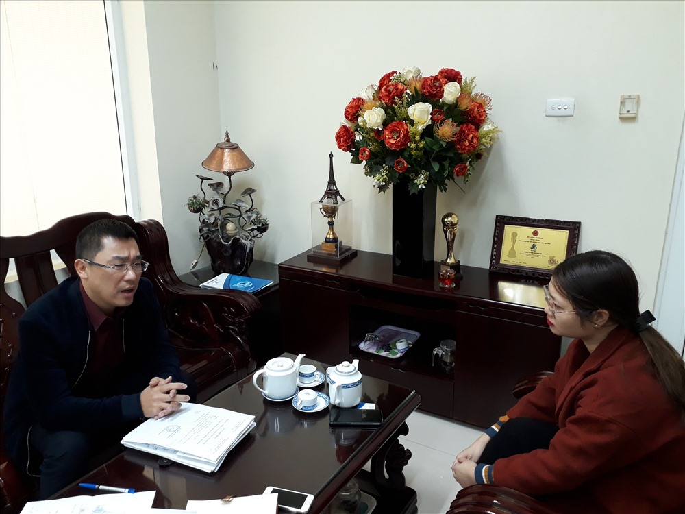 Ông Nguyễn Kim Hoàng – Giám đốc Cty cổ phần may Thanh Trì (trái) làm việc với phóng viên Báo Lao động.