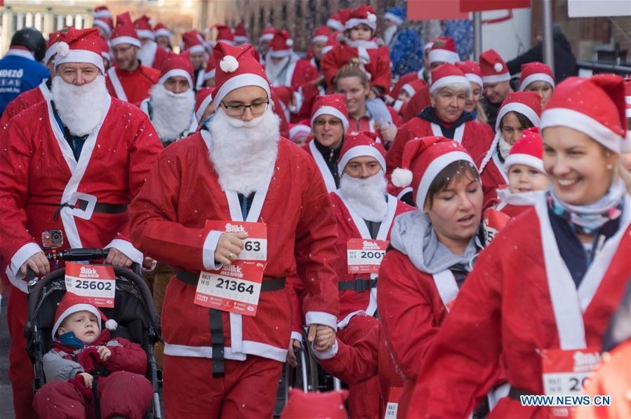 Mọi người mặc trang phục ông già Noel  tham gia cuộc chạy Santa Claus ở Budapest, Hungary vào ngày 8.12. Ảnh: Attila Volgyi/Xinhua