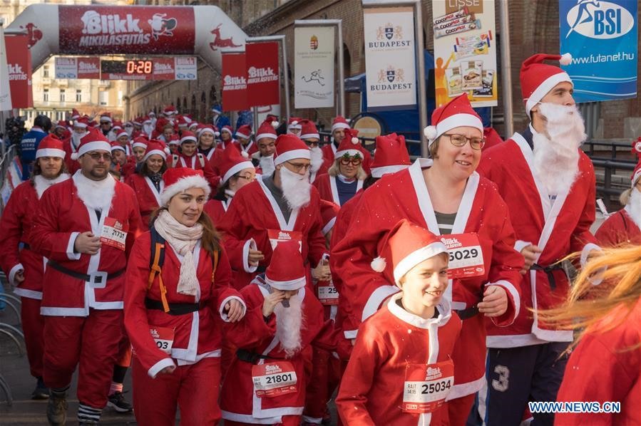 Santa Run là cuộc chạy diễn ra hàng năm vào khoảng đầu tháng 12 ở Budapest. Ảnh: Attila Volgyi/Xinhua.