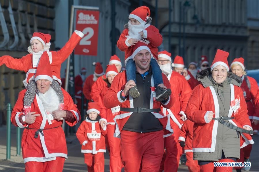 Không chỉ có người lớn, các em nhỏ cũng háo hức xuống đường tham gia Santa Claus ở Budapest. Ảnh: Attila Volgyi/Xinhua.