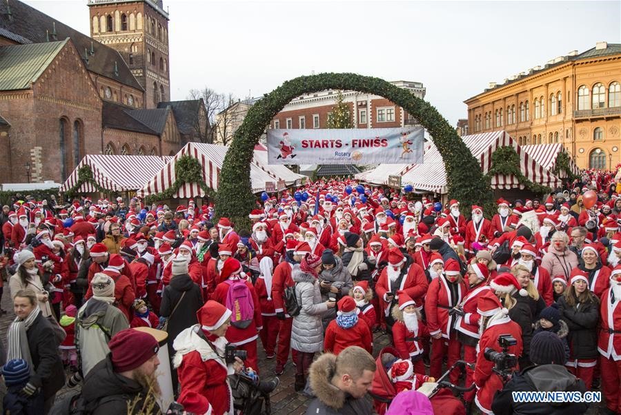 Người dân ở Riga, Latvia - phía nam giáp với Nga vào ngày 8.12 cũng mặc trang phục ông già Noel tham gia vào cuộc chạy Santa's Fun Run lần thứ 12. Ảnh: Edijs Palens/Xinhua.
