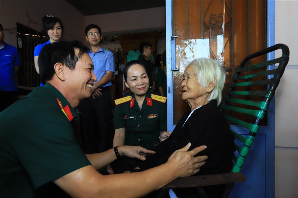 Thăm và tặng quà cho Mẹ Việt Nam Anh hùng Phạm Thị Xy, 84 tuổi, ấp Chà Là, xã Thanh Bình.