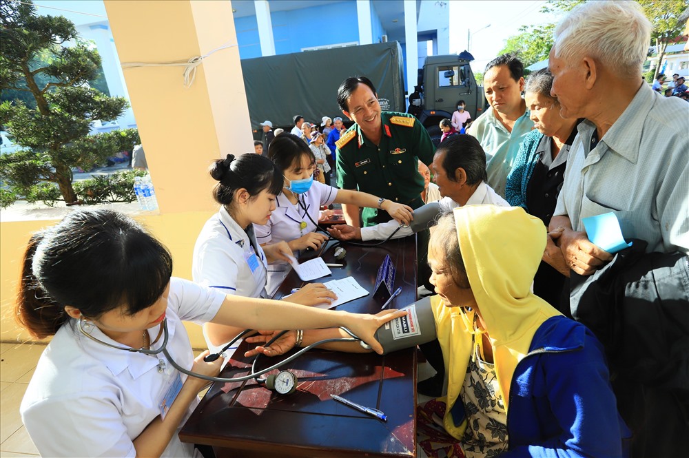 Đội ngũ Y Bác sỹ của Bệnh viện Quân đoàn 4 đang khám bệnh cho bà con huyện Hớn Quản.