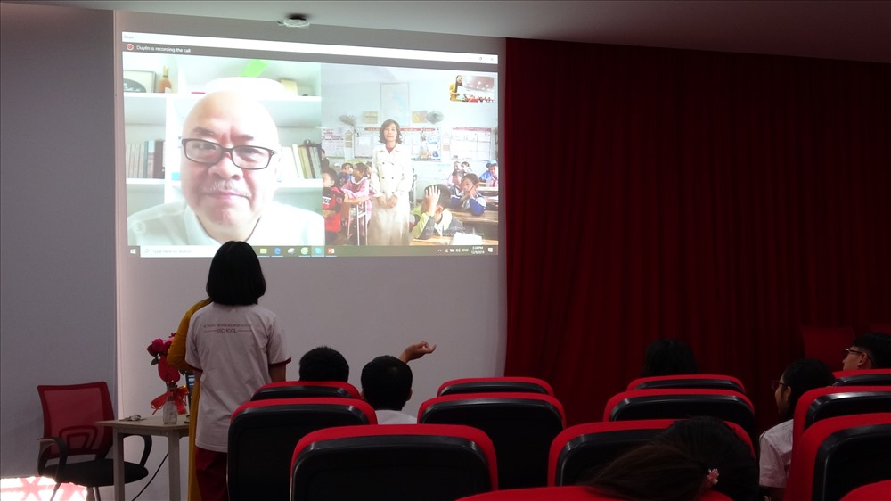 Học sinh ở Đắc Nông trao đổi về giải pháp chống rác thải nhựa với diễn giả nhà báo Lê Thanh Phong. Ảnh: Trần Chánh