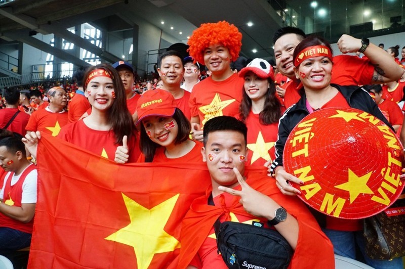 Người hâm mộ cổ vũ tuyển Việt Nam trong trận gặp Thái Lan ngày 5.12 tại Philippines do Vietravel tổ chức. ảnh: H.V