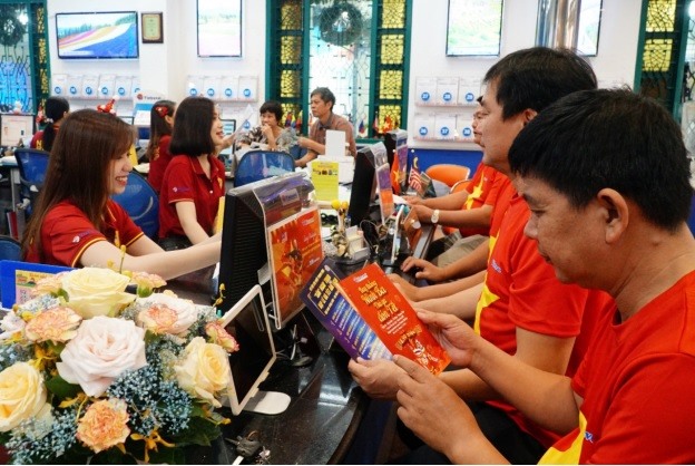 Du khách tham khảo hành trình tour xem bóng đá tại Vietravel. ảnh: H.V