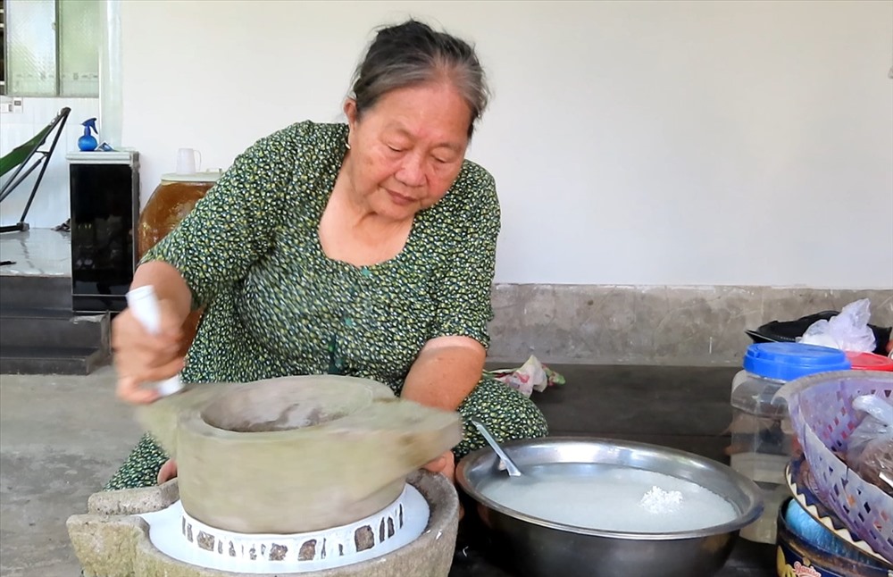 Ở tuổi 78, bà Bảy vẫn tự tay xay bột làm bánh biếu hàng xóm. Ảnh: S.H