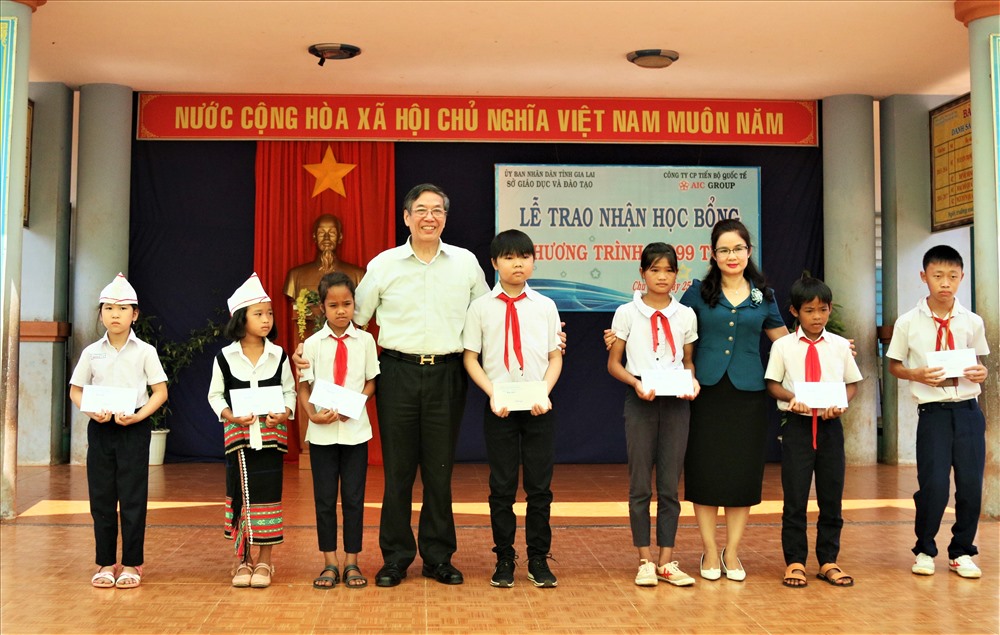 Lãnh đạo Cty CP Quốc tế AIC và lãnh đạo Sở GD&ĐT tỉnh Gia Lai trao học bổng cho các em học sinh có hoàn cảnh khó khăn. Ảnh: Bảo Trung