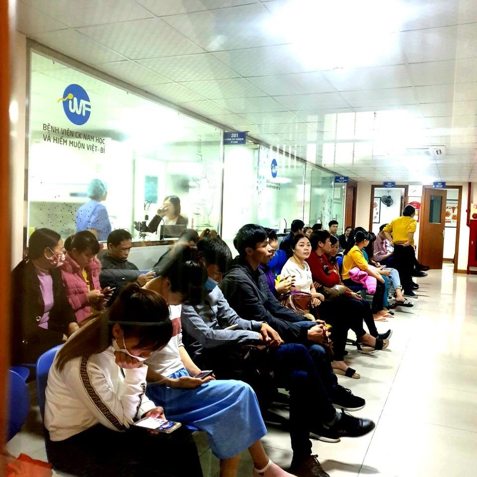 Bệnh nhân chờ khám tại BV Việt Bỉ. Ảnh: Lam Quân
