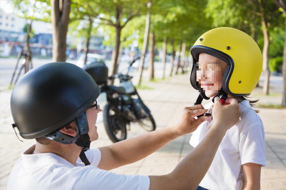 Không nên chủ quan khi điều khiển xe máy đặc biệt là khi mang theo con. Hãy để những lưu ý chở con trên xe máy sẽ giúp bạn tránh được những tai nạn đáng tiếc có thể xảy ra. Hãy cùng xem hình ảnh để biết thêm về những lưu ý quan trọng này.