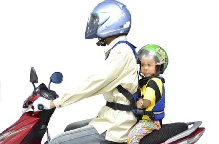 Bạn có muốn chiêm ngưỡng những hình ảnh đáng yêu của những người đàn ông và phụ nữ vận chuyển các con của mình bằng xe máy an toàn? Chúng ta hãy tìm hiểu kỹ các quy tắc an toàn giao thông để có thể chở con nhỏ một cách an toàn và đầy niềm vui.