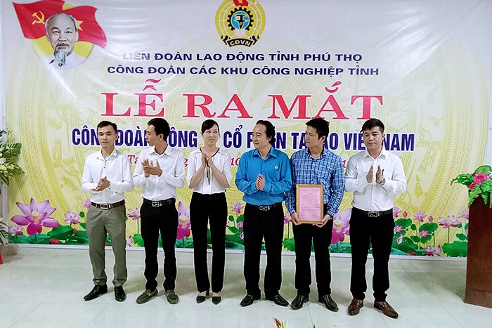 Đồng chí Nguyễn Đức Sinh – UVBTV LĐLĐ tỉnh Phú Thọ chủ tịch Công đoàn các Khu công nghiệp trao quyết định thành lập CĐCS