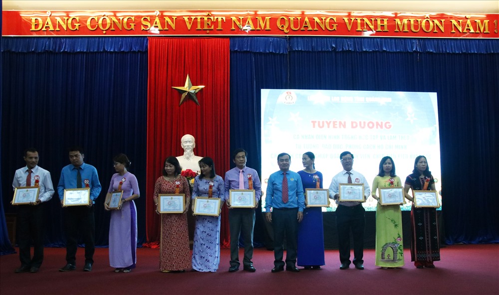 Đồng chí Phan Xuân Quang - Chủ tịch LĐLĐ tỉnh Quảng Nam - trao thưởng cho các đoàn viên công đoàn tiêu biểu. Ảnh: Đ.V