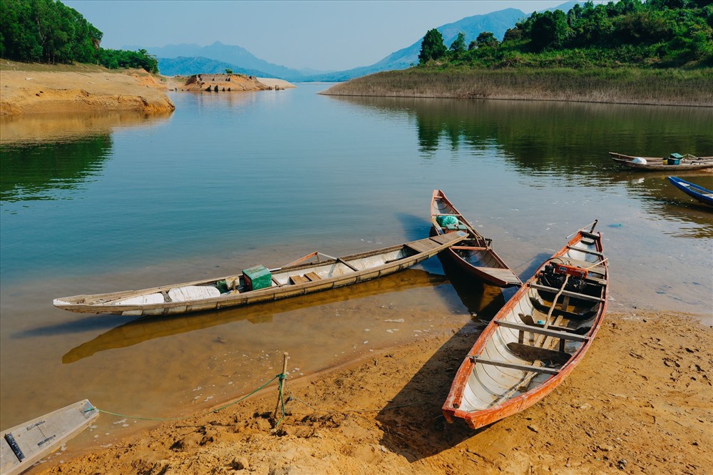 Những chiếc thuyền nhỏ của ngư phủ xứ núi. Ảnh: Bon Nguyen