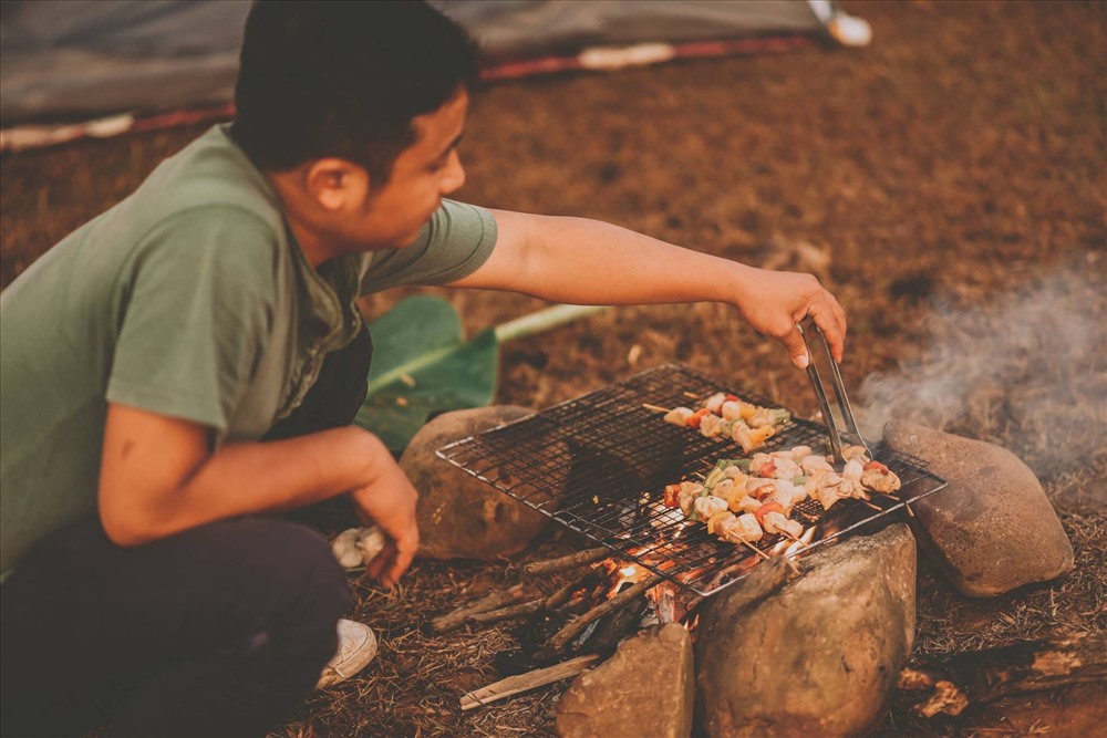 Thịt kẹp ớt cay nướng đúng chất Quảng Trị. Ảnh: Bon Nguyen