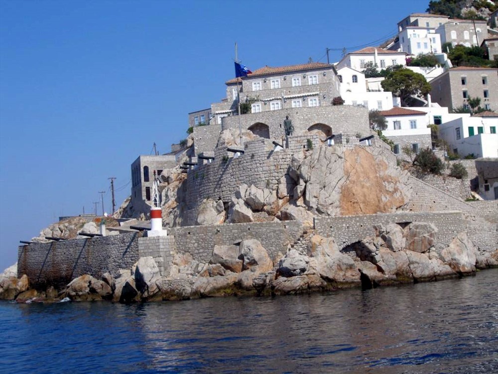 Lâu đài Koundouriotis hiện trở thành bảo tàng lưu trữ về đời sống của gia tộc Koundouriotis.