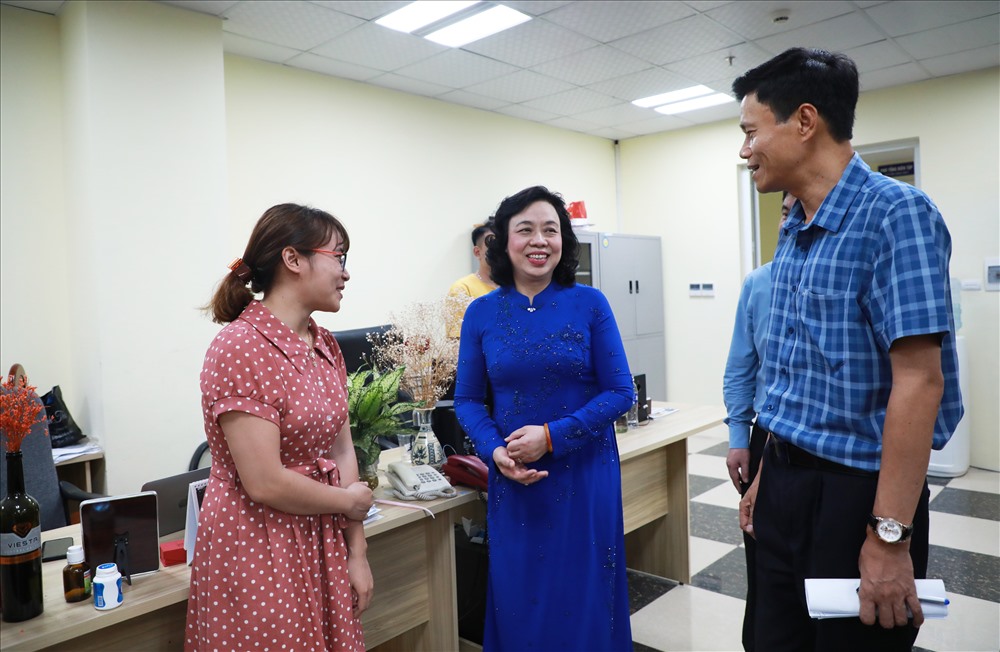 Bà Ngô Thị Thu Hằng chụp ảnh lưu niệm với cán bộ, phóng viên Báo Lao Động điện tử.