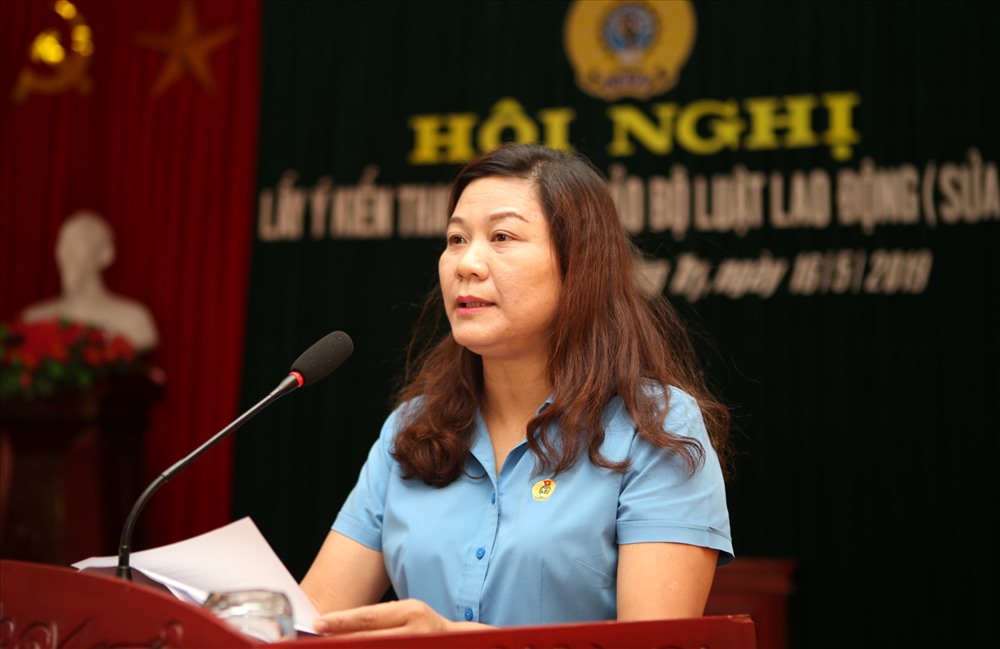 Bà Nguyễn Thị Hoài Lê - Phó Chủ tịch LĐLĐ tỉnh Quảng Trị điều hành hội nghị. Ảnh: Hưng Thơ.