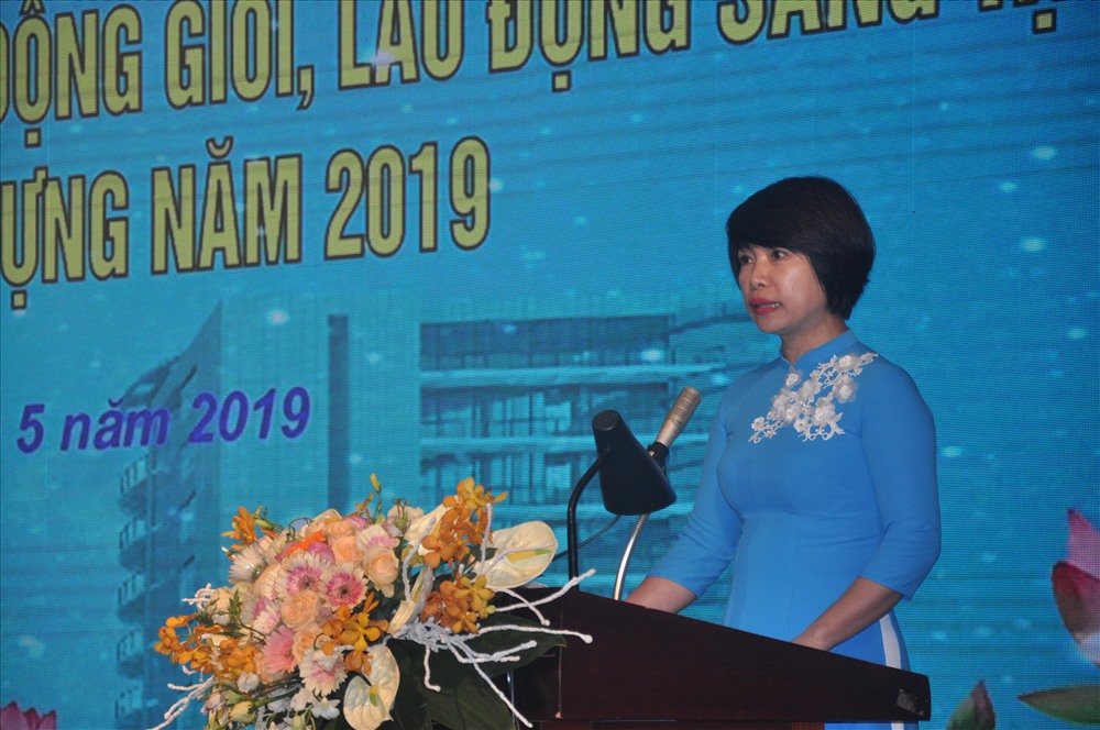 Đồng chí Nguyễn Thị Thủy Lệ, Chủ tịch CĐ Xây dựng Việt Nam phát biểu tại Hội nghị.