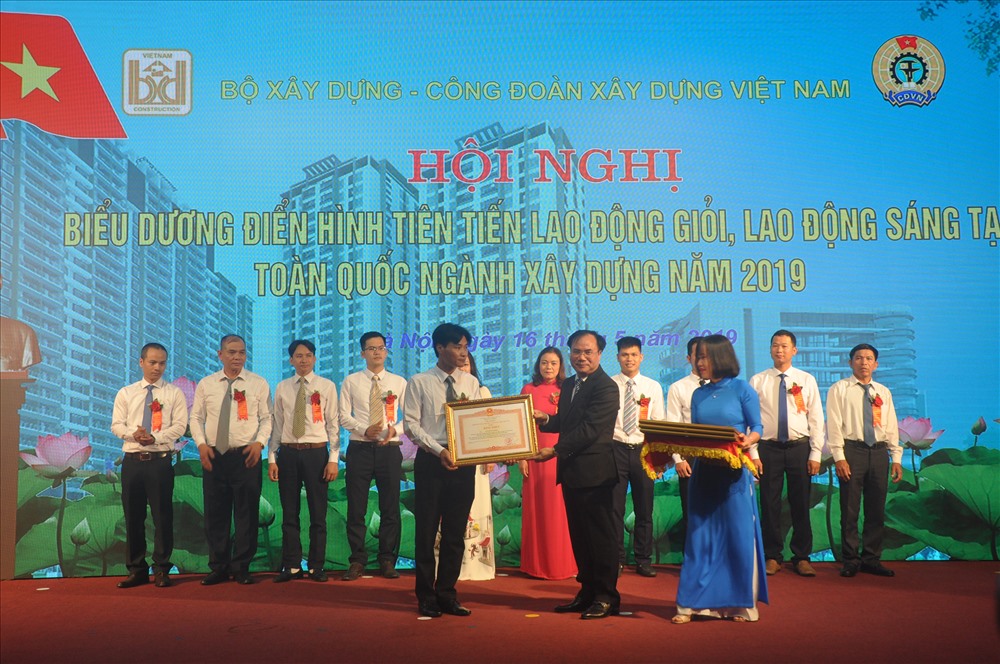Đồng chí Nguyễn Văn Sinh, Thứ trưởng Bộ Xây dựng trao  Bằng khen của Thủ tướng Chính phủ tới các điển hình tiên tiến.