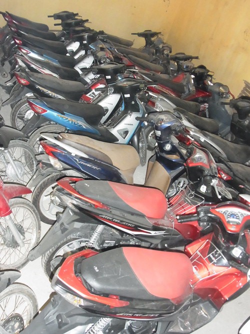 Hình ảnh các xe máy được mang bán sang Campuchia, nhưng bị bắt giữ, đang nằm trong kho một đồn biên phòng. Ảnh: B.P