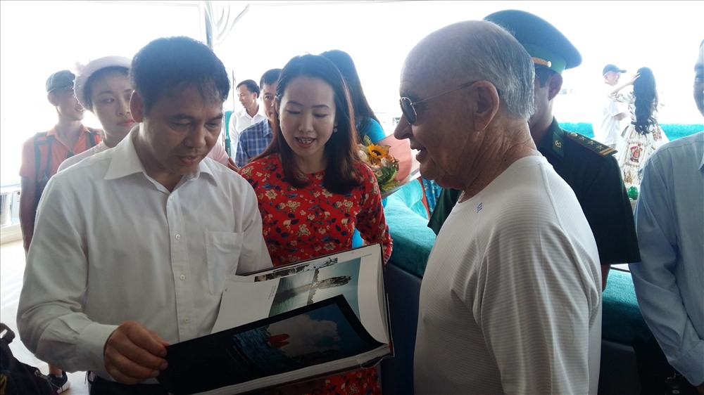 Phó Chủ tịch thường trực UBND tỉnh Quảng Ninh Đặng Huy Hậu giới thiệu với ông Joe Lewis về vịnh Hạ Long. Ảnh: Nguyễn Hùng