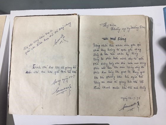 Những trang nhật ký nhuốm màu thời gian được lưu giữ sau hàng chục năm, gây xúc động cho nhiều người. Ảnh: chụp từ triển lãm