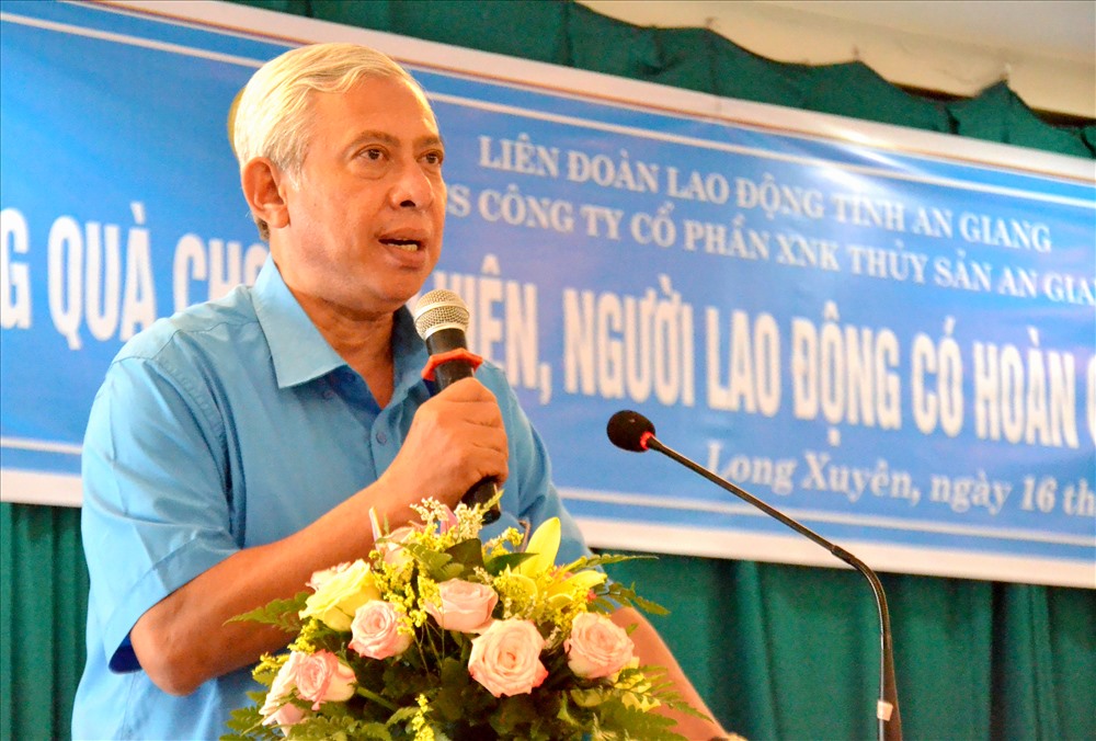 Ông Nguyễn Thiện Phú thăm hỏi, chúc sức khỏe đoàn viên, CNLĐ