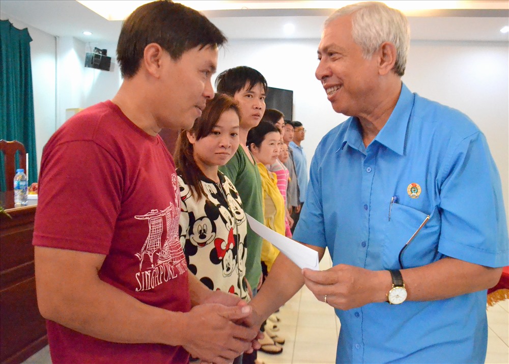 Ông Nguyễn Thiện Phú tặng quà cho CNLĐ Cty CP XNK thủy sản An Giang. Ảnh: Lục Tùng