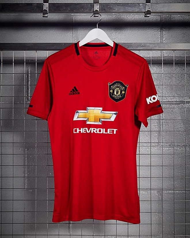 Trang phục thi đấu mùa giải mới của Man Utd được công bố sớm hơn hẳn so với mọi năm. Mẫu áo này được kỳ vọng sẽ giúp “Quỷ đỏ” thi đấu thành công tại Premier League và Europa League mùa tới.