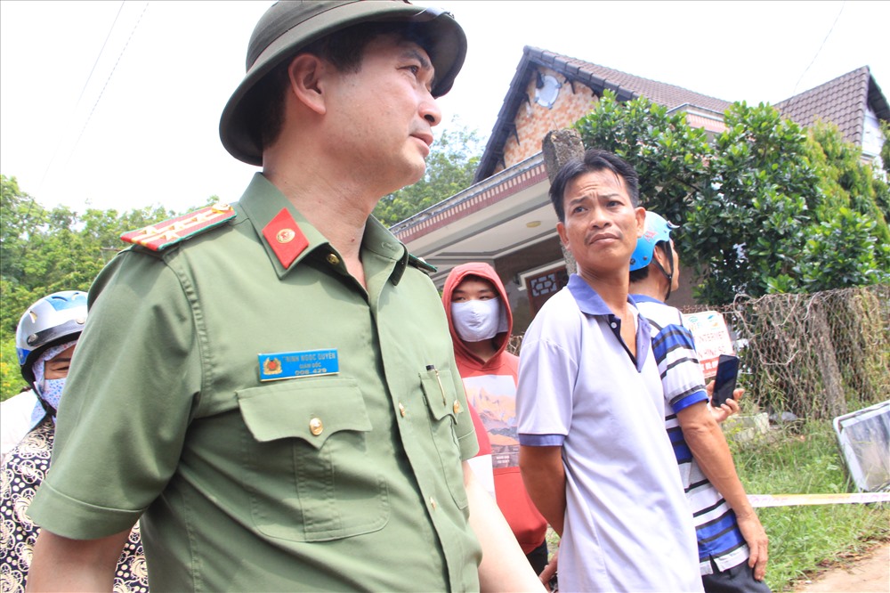 Xác định đây là vụ án mạng nghiêm trọng, 14h ngày 16.5, đại tá Trịnh Ngọc Quyên – GĐ công an tỉnh Bình Dương cũng trực tiếp xuống hiện trường chỉ đạo công tác điều tra phá án.